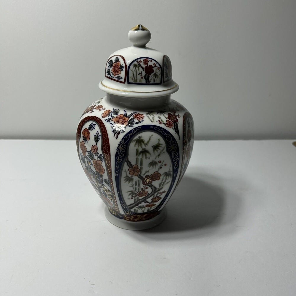 Vintage Amico Japan ginger jar with lid, porcelain 8”